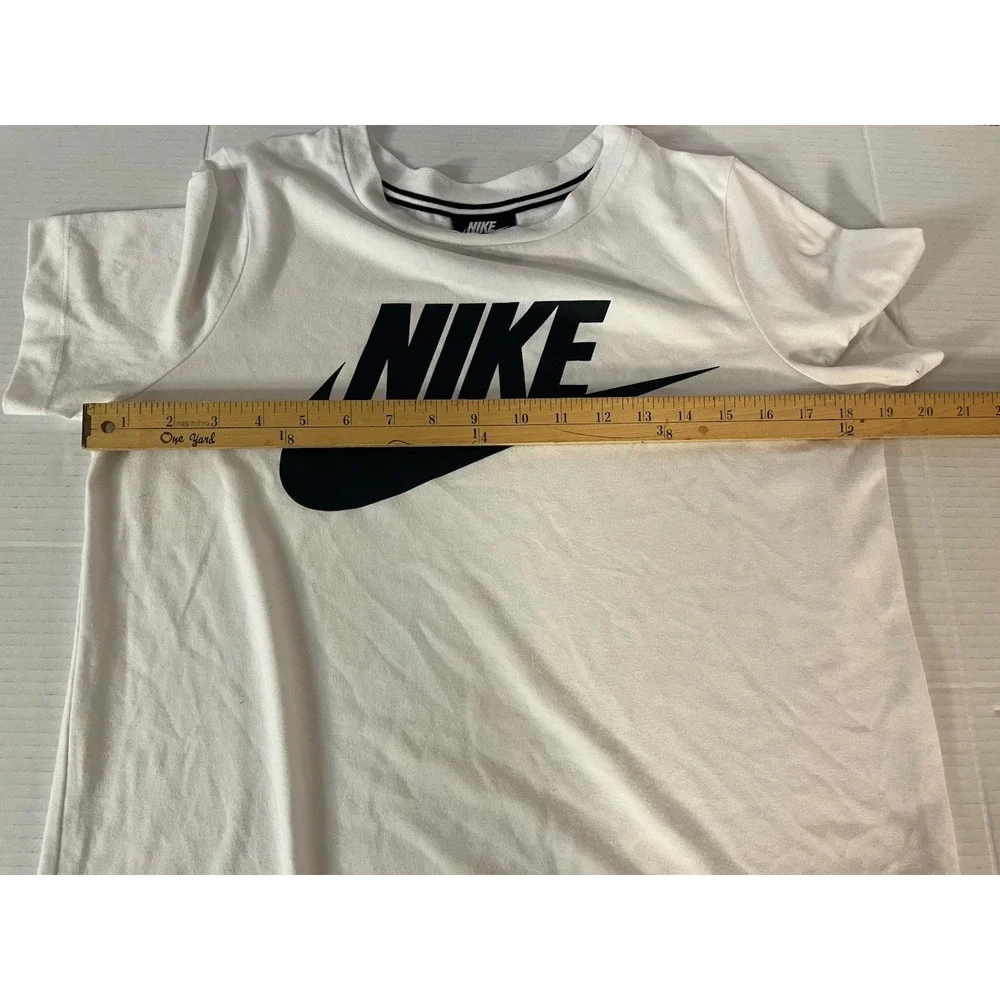 Nike T-Shirt Mens Medium White Short Sleeve Graphic Swoosh Logo